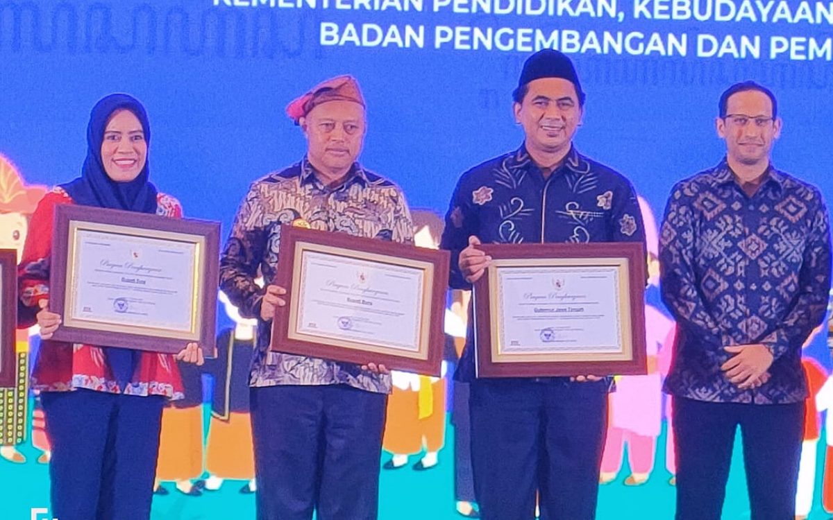 Peduli Bahasa Ibu, Bupati Sula Diberi Penghargaan Mendikbudristek