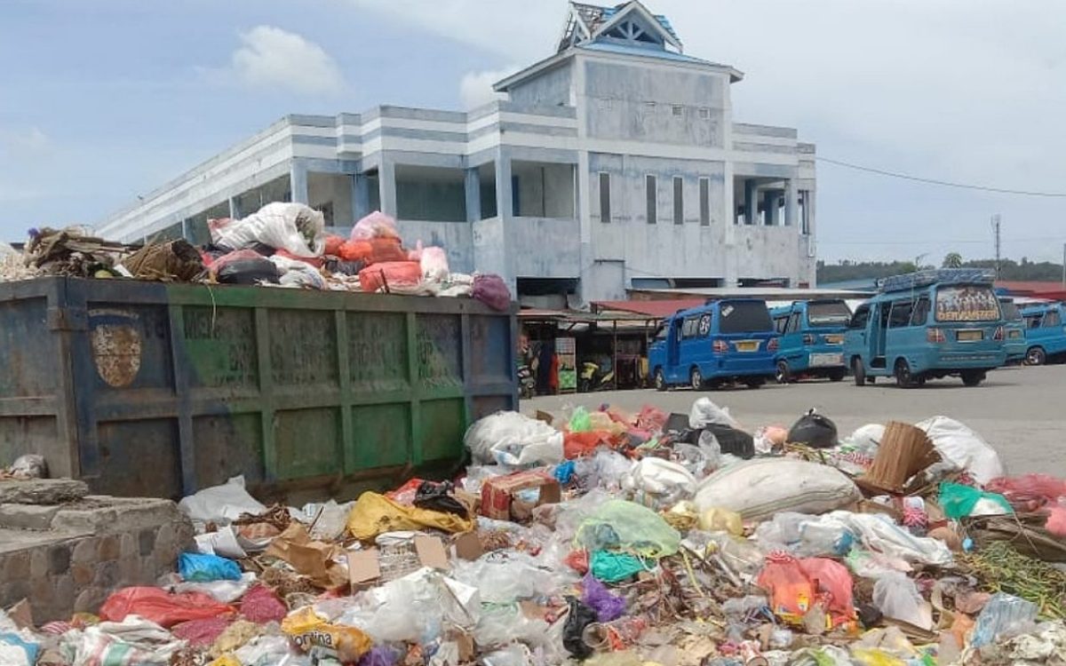 Sampah di Pasar Sanana Menumpuk, Ini Alasan DLH Sula