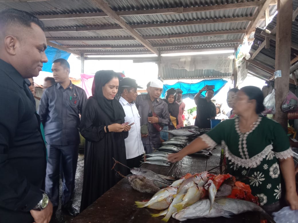 Bupati Sula Borong Ikan Untuk Warga