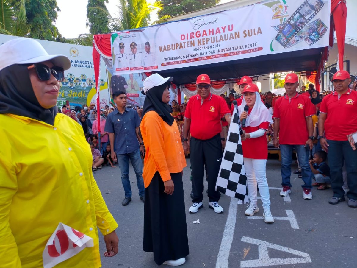 Semarak HUT ke-20, Bupati Fifian Resmi Buka Lomba Gerak Jalan dan Poco-poco