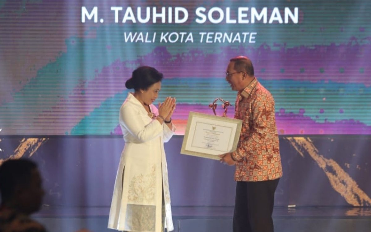 Walikota Ternate Raih Anugerah Kota Layak Anak