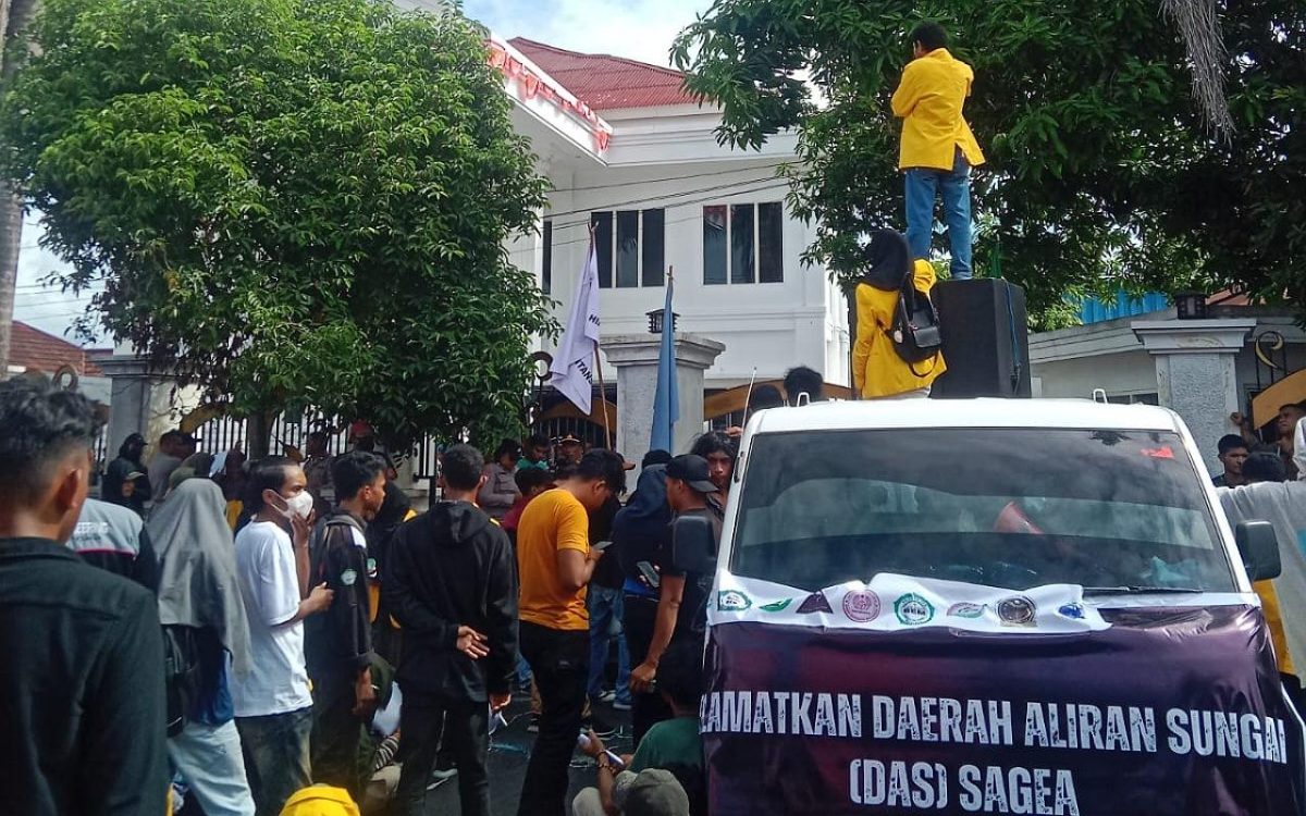 Soal Sungai Sagea, Bem Unkhair Kepung Kediaman Gubernur Malut